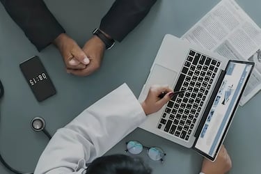 El perfil de los seis médicos que el año pasado registraron la mayor cantidad de licencias emitidas en el país: 5 extranjeros y un chileno