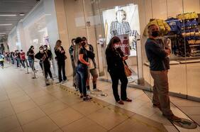 Ventas minoristas se desaceleran en enero y febrero en la RM en otra señal de enfriamiento económico