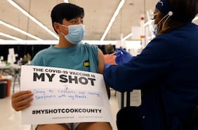 EE.UU. rompe récord de contagios por Covid y teme por salud de sus niños: registra un millón de casos diarios