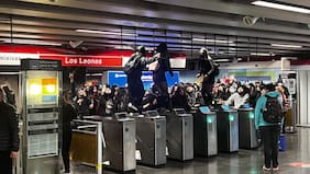 Protesta de estudiantes secundarios interrumpe servicio en estación Los Leones de la Línea 1 del Metro