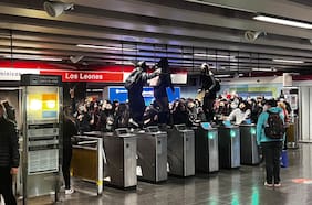 Protesta de estudiantes secundarios interrumpe servicio en estación Los Leones de la Línea 1 del Metro