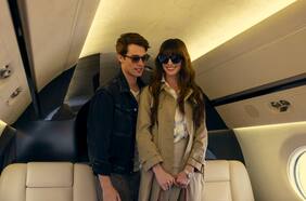 Cuando una mujer de 40 se enamora de un hombre 16 años menor: el alabado regreso de Anne Hathaway a la comedia romántica