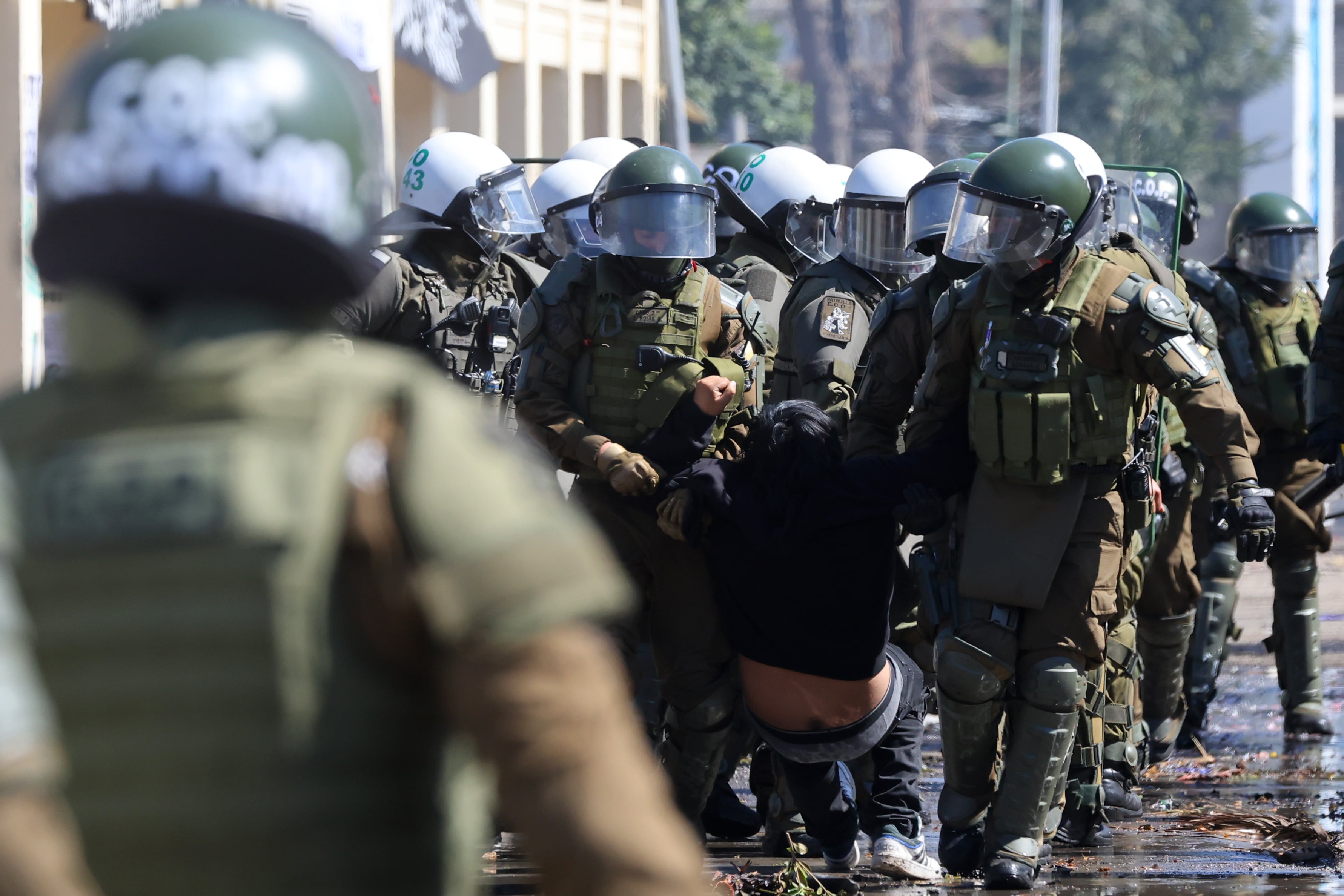 Si bien ya existe la ley Naín-Retamal, desde el mundo policial se reclama que aún no entrega la certeza jurídica necesaria para actuar en contextos de creciente violencia.