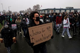 Detienen a policía acusada de matar joven afroamericano cerca de Minneapolis