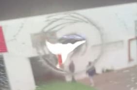 “¿Hasta que no maten a un jugador no van a cambiar?”: bus de Lanús es apedreado en su camino para jugar ante la U