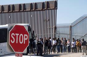 EE.UU. cancela permisos para casi un millón de migrantes que ingresaron en gobierno de Biden y les pide “autodeportarse”