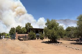 Incendios forestales afectan a la Región Metropolitana: uno es en Las Condes, cerca del estadio Claro Arena de la UC