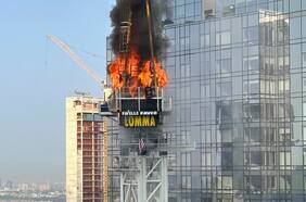 Video muestra cómo una grúa de construcción se incendió y derrumbó sobre un edificio en Nueva York