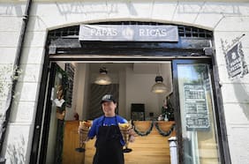 Papas Ricas: una picada de papas fritas frente al cerro Santa Lucía