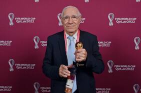 Quién es el periodista que ha cubierto 17 mundiales y sigue despachando desde Qatar