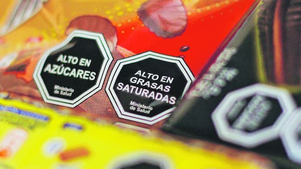 Diez años después de los sellos “alto en”: los logros y las deudas de la Ley de Etiquetado