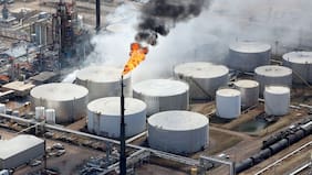 Petróleo anota otro fuerte aumento por tensiones en Medio Oriente y amenazas a infraestructura energética