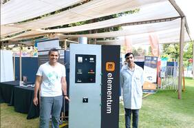 Los chilenos que convierten el plástico en ecocombustible y solvente orgánico