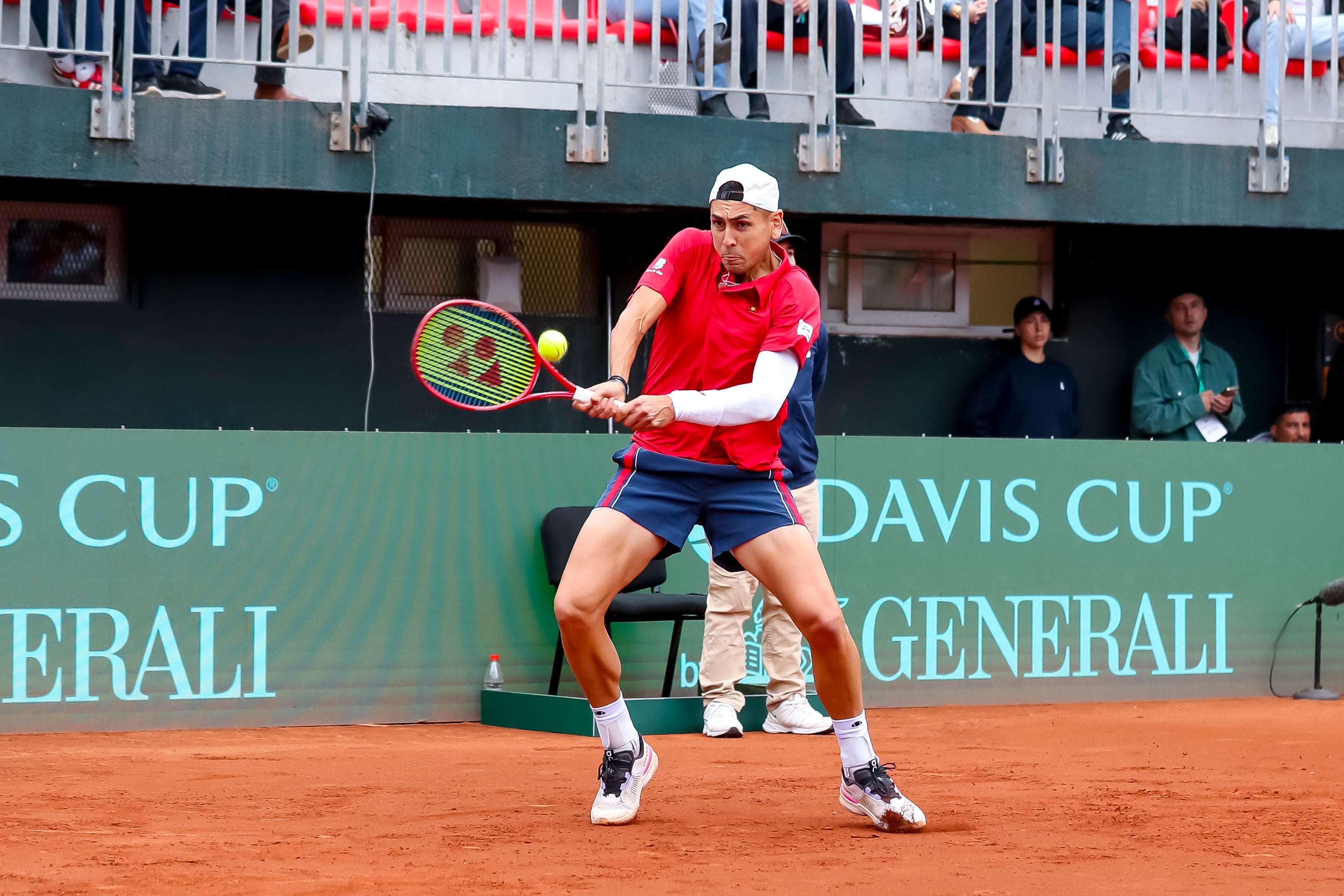 Mal inicio para Chile: Daniel Mérida le remonta a Alejandro Tabilo y España arrebata el primer punto en la Copa Davis