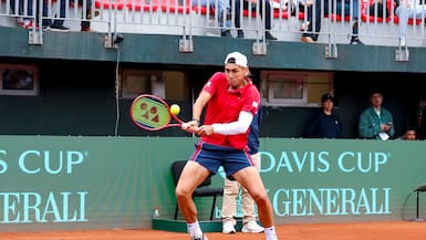 Mal inicio para Chile: Daniel Mérida le remonta a Alejandro Tabilo y España arrebata el primer punto en la Copa Davis