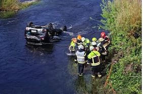 Desbarranco de auto en río de Paillaco deja dos fallecidos: conductor salió por sus propios medios