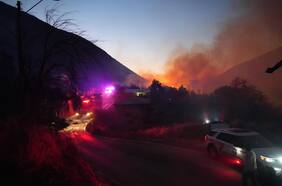 Incendio forestal en Monte Patria quemó tres viviendas y forzó la evacuación de más de 100 personas