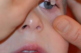 Tres muertos, ocho ciegos y cuatro pérdidas de globo ocular por usar gotitas para los ojos