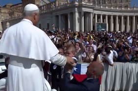 ¡Hola también me llamo León! Bebé chileno se vuelve viral tras ser bendecido por el Papa