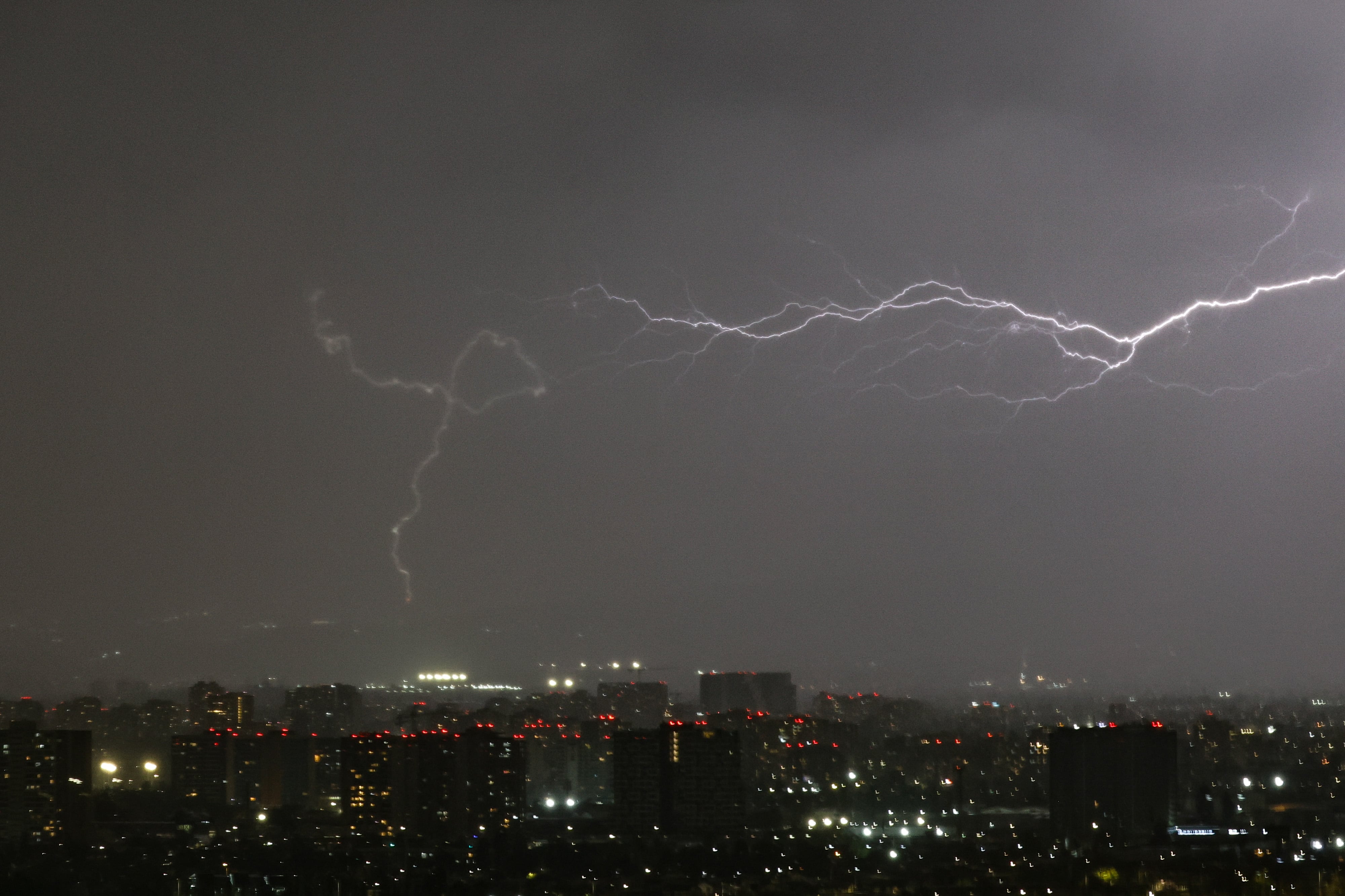 Pronostican tormentas eléctricas desde este domingo en ocho regiones: se registrarían granizadas y fuertes vientos