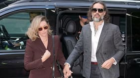 Russell Brand comparece ante tribunal de Londres para enfrentar juicio por violación y agresiones sexuales