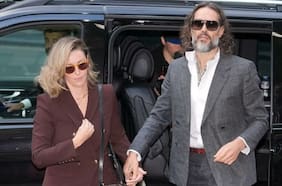 Russell Brand comparece ante tribunal de Londres para enfrentar juicio por violación y agresiones sexuales