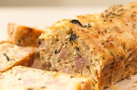 Queque salado de jamón, queso provoleta y aceitunas