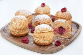 Profiteroles con crema de maní y frambuesa