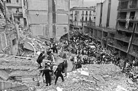 Argentina impulsa juicio en ausencia para diez acusados por atentado a la AMIA de 1994