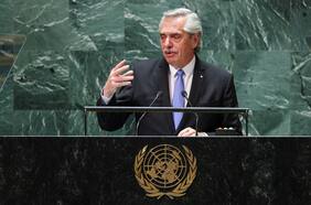 Presidente de Argentina revela que fue apuntado por el láser de una mira telescópica en su helicóptero “dos o tres veces”