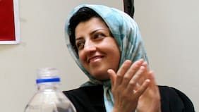 Denuncian que Narges Mohammadi, ganadora iraní del Nobel de Paz, está “entre la vida y la muerte”