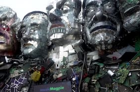 Artistas crean esculturas de líderes del G7 con basura electrónica
