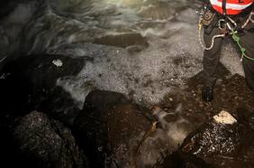 Carabineros rescata a dos personas atrapadas en el sector El Toyo: Intensas lluvias dificultaron la búsqueda