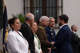 El largo apretón de manos entre el Presidente Boric y el general Yáñez que apagó la tensión entre Carabineros y La Moneda