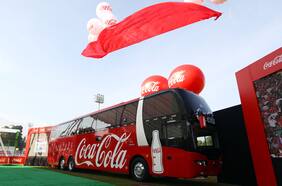 El bus de la Roja se queda sin imagen: Coca Cola pone fin al contrato con la selección chilena tras 60 años