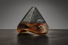 ¿Cuánto pagarías por una botella de whisky de 52 años diseñada por Aston Martin?