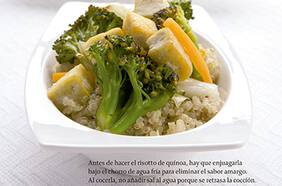 Wok de verduras orgánicas con tofu sobre risotto de quínoa orgánica