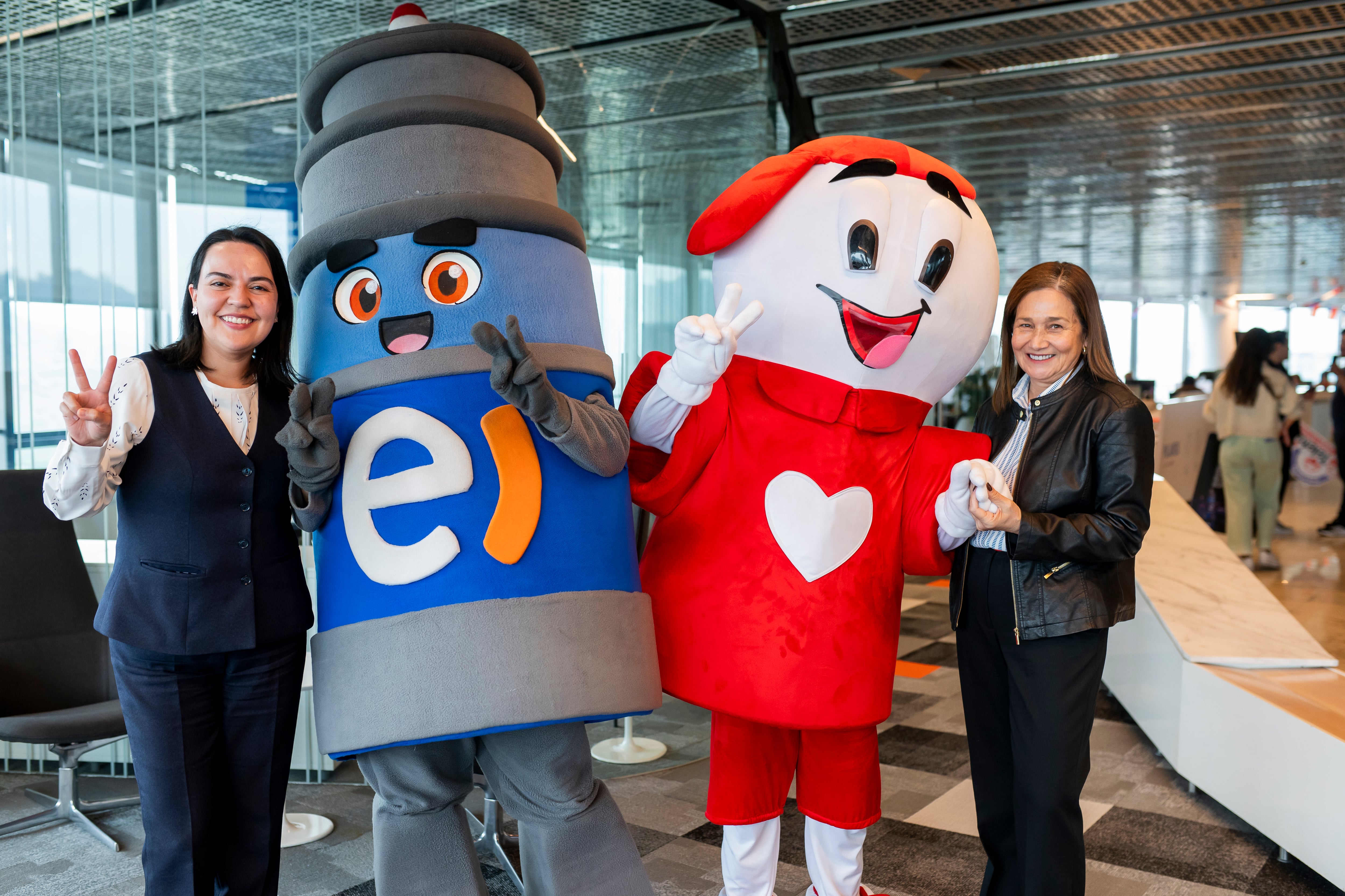 Cecilia Reyes y Luisa Cabrera, asistentes de Mercado B2C de Entel.