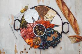 Picoteo: ocho ideas (y su maridaje) para no comer lo mismo de siempre