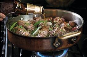 Guiso de punta de picana con tocino, chalotas, champiñones y cerveza malta