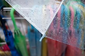 Chiporro, sopaipillas, botas: inesperadas precipitaciones aumenta venta de artículos para la lluvia