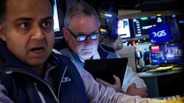 Acciones mundiales caen con fuerza ante escalada del petróleo, derrumbe de empresas de chips y analizando la Fed