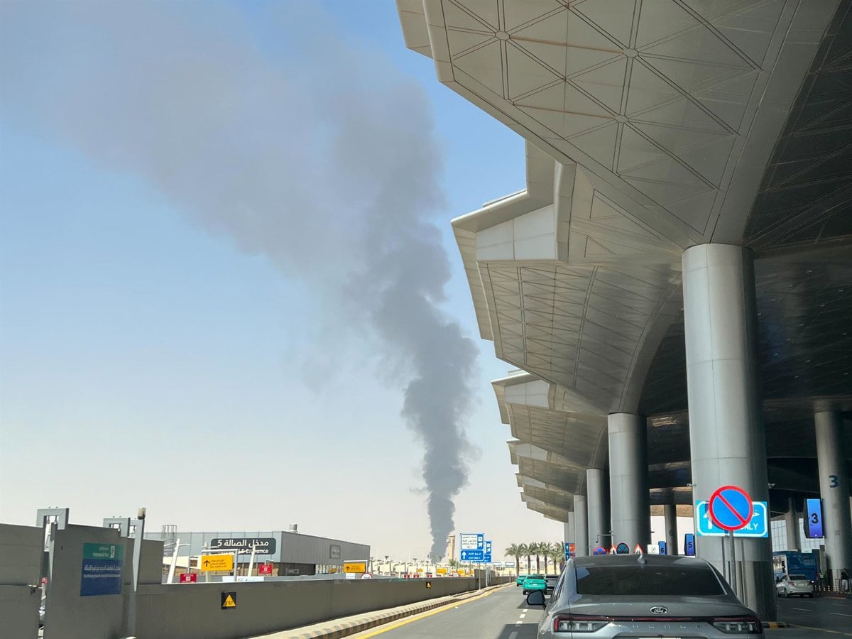 Al menos 12 muertos deja ataque de hutíes contra aeropuerto en la capital de Arabia Saudita