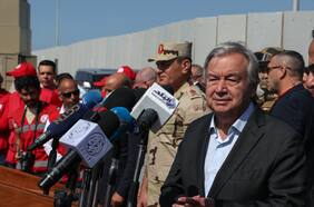 Guterres exige desde el paso de Rafah que los camiones con ayuda humanitaria “avancen urgentemente” hacia Gaza