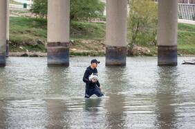 Corte Suprema de EE.UU. bloquea temporalmente el retiro del Título 42
