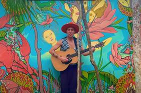 Chinoy regresa a Chile con libro y estrena videoclip