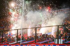 Caos, proyectiles, láseres y una cancha pintada: la trastienda del amargo regreso de la U al Santa Laura que le puede costar severas sanciones