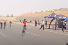 Ciclista festejó antes de cruzar la meta y quedó en el último lugar