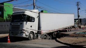 Camión con 20 toneladas de queso queda atrapado en calle de Renca tras caer a un socavón