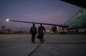 Cambios de aeronave y una ausencia: la trastienda de la travesía al Polo Sur de Boric